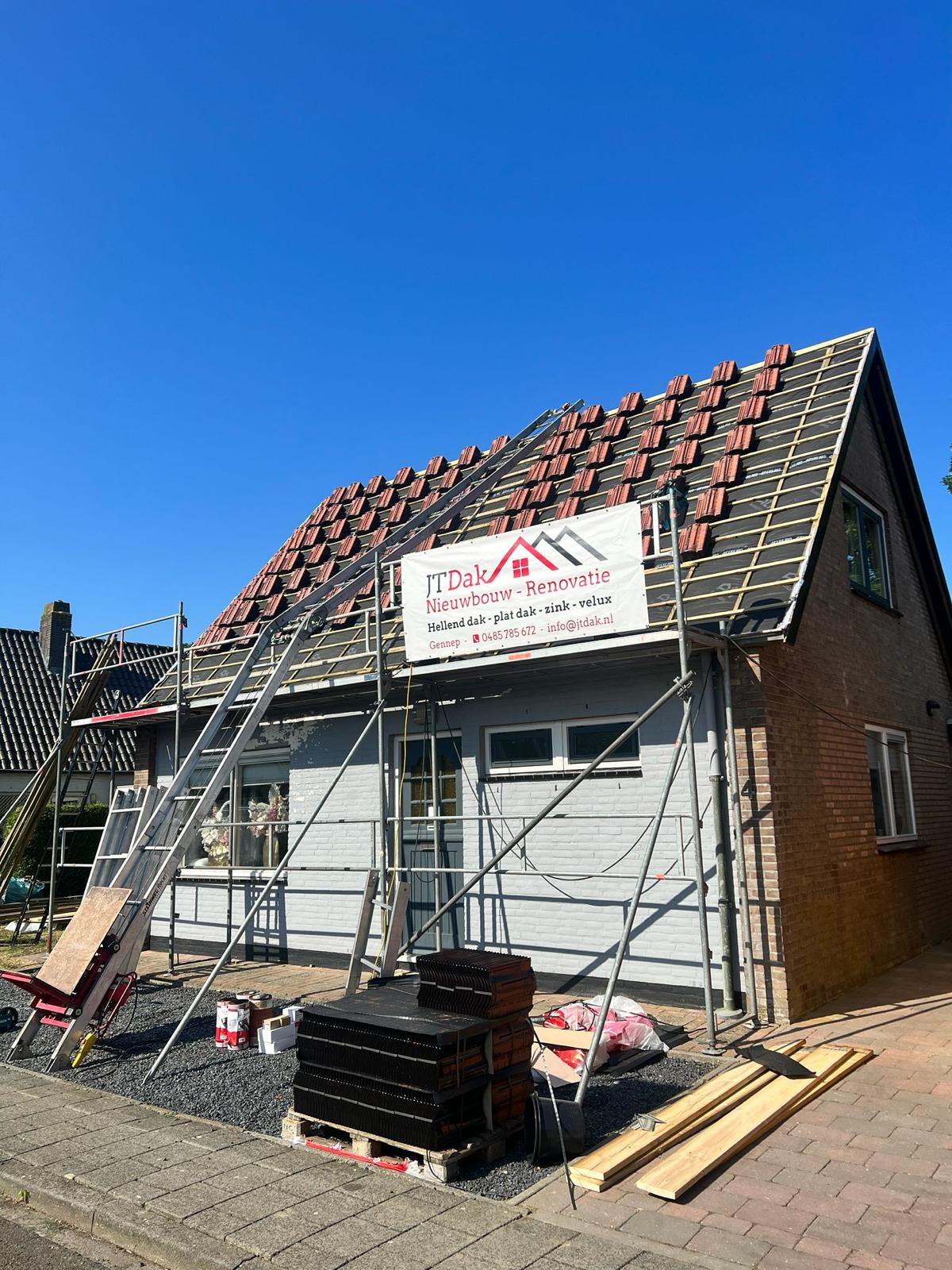 Dakrenovatie in uitvoering door JT Dak